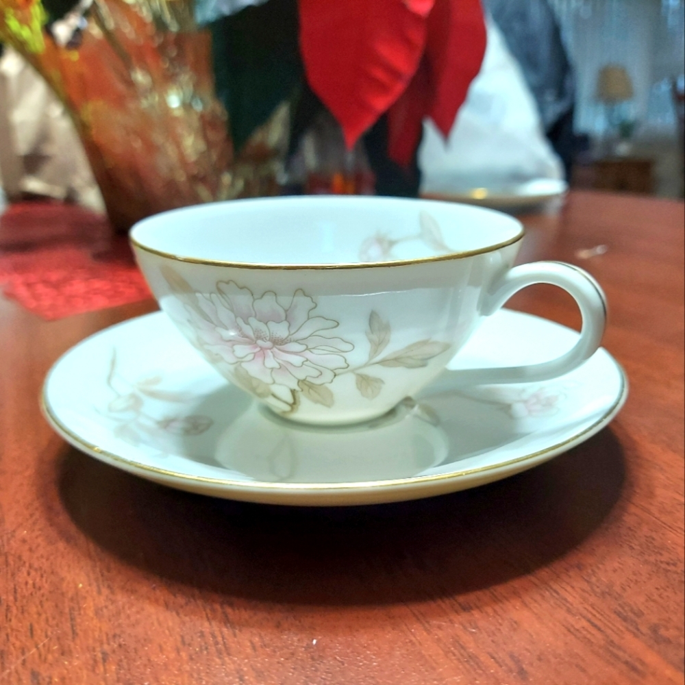 Saucer and cup Fine China set with gilded Edge